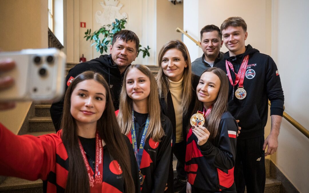 Nina Kędzierska z medalami ME w karate tradycyjnym