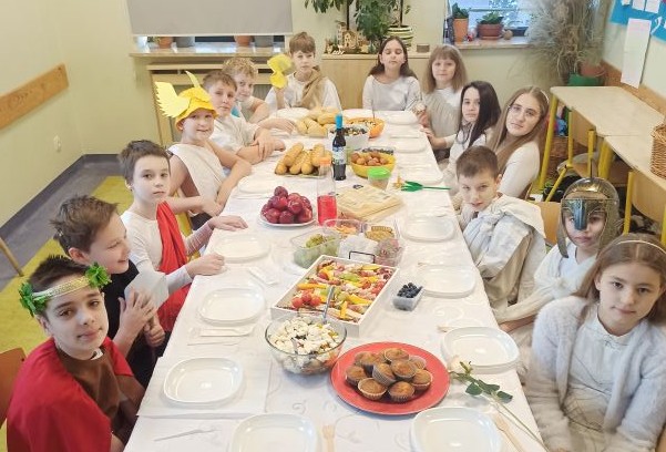 Uczta na Olimpie, czyli setna lekcja języka polskiego w klasie 5a!