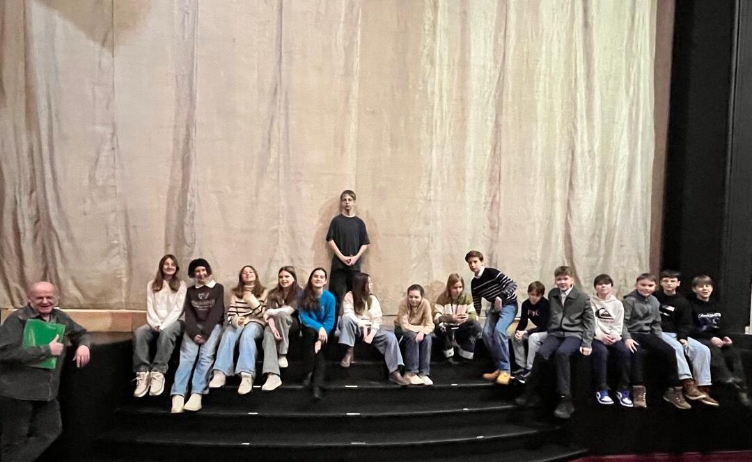 Uczniowie klasy 6c za kulisami Teatru im. J. Osterwy